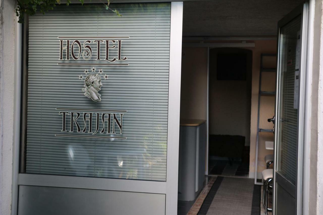 Hostel Trajan โดนยี มิลาโนวัซ ภายนอก รูปภาพ